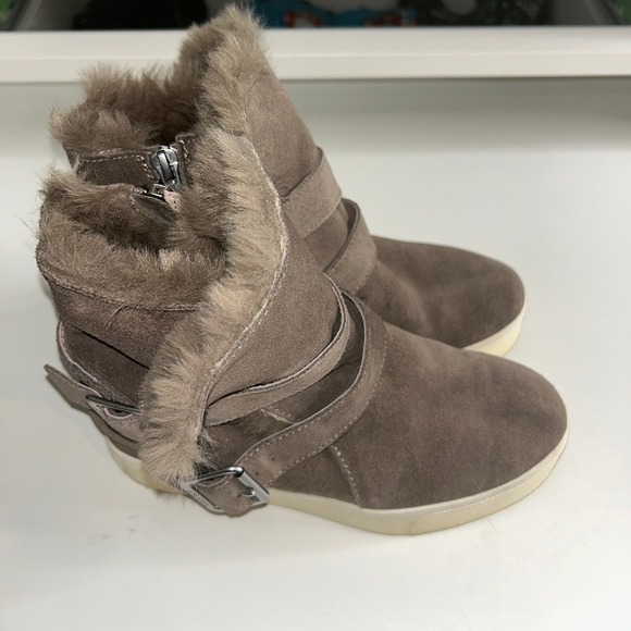 J/Slides NYC Faux Fur Lined Suede Wedge Boots Women's Size 6 Taupe Zip Strap - Picture 2 of 6